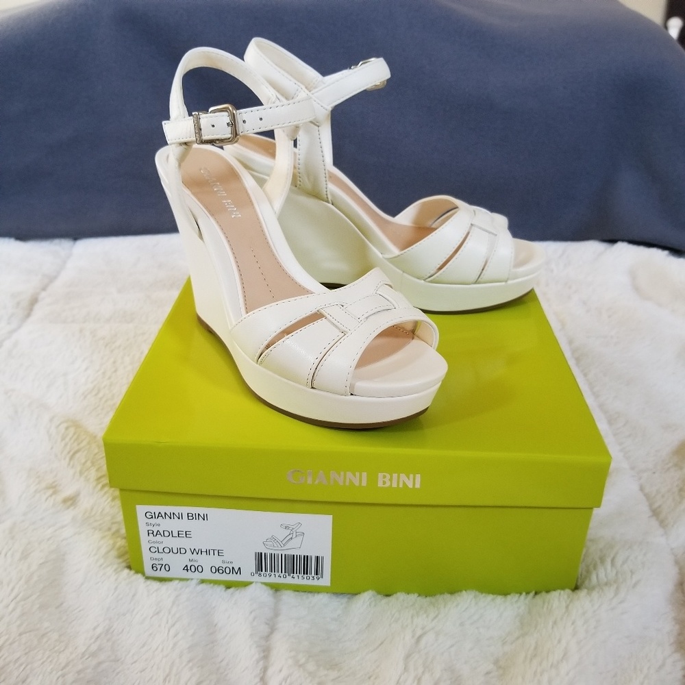 NWT Gianni Bini Sandals